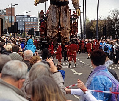 Strand Street: Sea Odyssey - Giant Spectacular (Royal de Luxe): Giant Uncle (der Taucher) - Detail - Liverpool