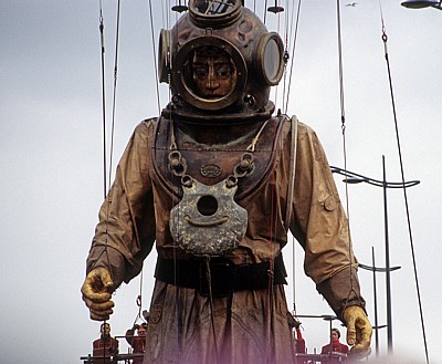 Strand Street: Sea Odyssey - Giant Spectacular (Royal de Luxe): Giant Uncle (der Taucher) - Detail - Liverpool