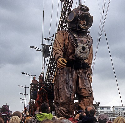 Strand Street: Sea Odyssey - Giant Spectacular (Royal de Luxe): Giant Uncle (der Taucher)  - Liverpool