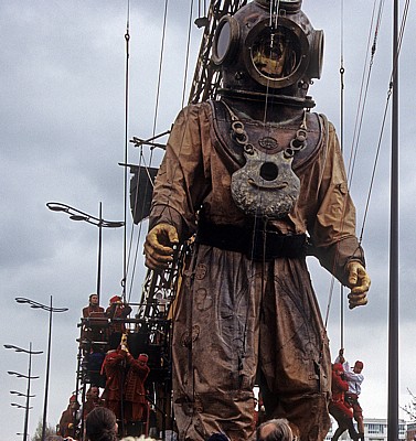 Strand Street: Sea Odyssey - Giant Spectacular (Royal de Luxe): Giant Uncle (der Taucher) - Liverpool