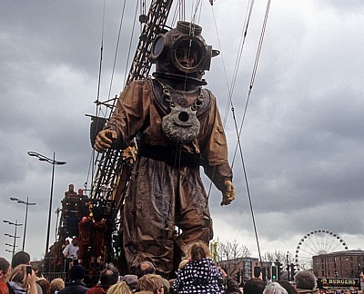 Strand Street: Sea Odyssey - Giant Spectacular (Royal de Luxe): Giant Uncle (der Taucher) - Liverpool