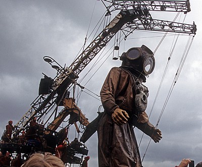 Strand Street: Sea Odyssey - Giant Spectacular (Royal de Luxe): Giant Uncle (der Taucher) - Liverpool