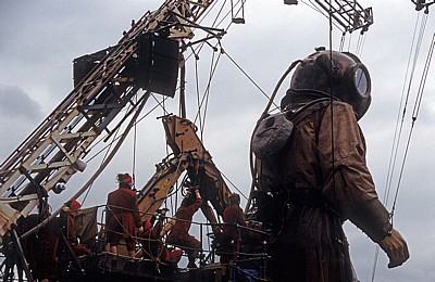 Strand Street: Sea Odyssey - Giant Spectacular (Royal de Luxe): Giant Uncle (der Taucher) - Liverpool
