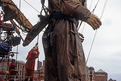 Strand Street: Sea Odyssey - Giant Spectacular (Royal de Luxe): Liliputaner neben Giant Uncle (der Taucher) - Liverpool