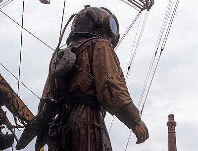 Strand Street: Sea Odyssey - Giant Spectacular (Royal de Luxe): Giant Uncle (der Taucher) - Liverpool