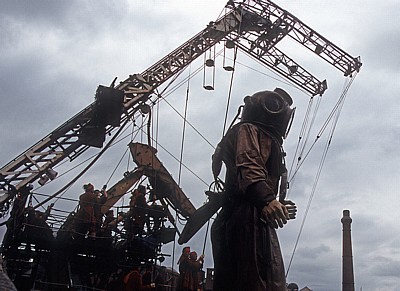 Strand Street: Sea Odyssey - Giant Spectacular (Royal de Luxe): Liliputaner bewegen Giant Uncle (der Taucher) - Liverpool