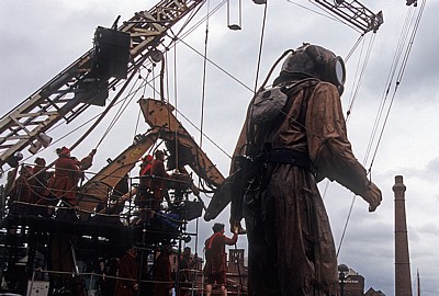 Strand Street: Sea Odyssey - Giant Spectacular (Royal de Luxe): Liliputaner bewegen Giant Uncle (der Taucher) - Liverpool