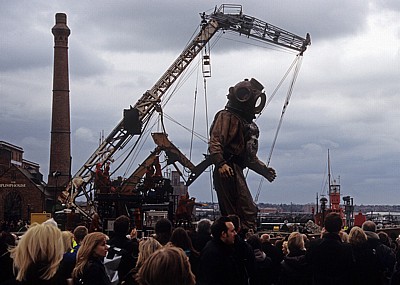 Strand Street: Sea Odyssey - Giant Spectacular (Royal de Luxe): Liliputaner bewegen Giant Uncle (der Taucher) - Liverpool