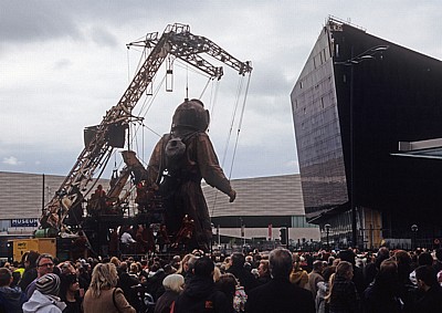 Strand Street: Sea Odyssey - Giant Spectacular (Royal de Luxe): Liliputaner bewegen Giant Uncle (der Taucher) - Liverpool