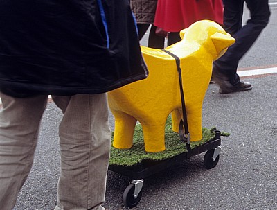 Strand Street: Zuschauer der Sea Odyssey - Giant Spectacular (Royal de Luxe): mini-Superlambanana auf Rollen - Liverpool