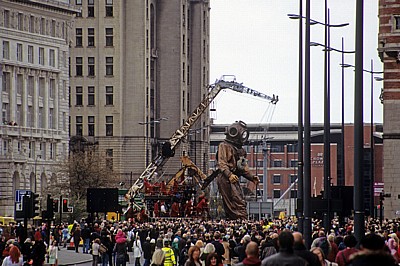 Strand Street: Sea Odyssey - Giant Spectacular (Royal de Luxe): Giant Uncle (der Taucher) und Liliputaner - Liverpool