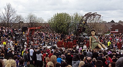 Everton Brow: Sea Odyssey - Giant Spectacular (Royal de Luxe): Little Giant Girl (das Riesenmädchen) - Liverpool