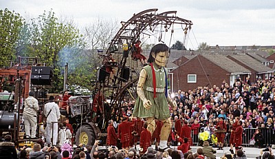Everton Brow: Sea Odyssey - Giant Spectacular (Royal de Luxe): Little Giant Girl (das Riesenmädchen) steht auf  - Liverpool