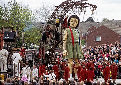 Everton Brow: Sea Odyssey - Giant Spectacular (Royal de Luxe): Little Giant Girl (das Riesenmädchen) - Liverpool