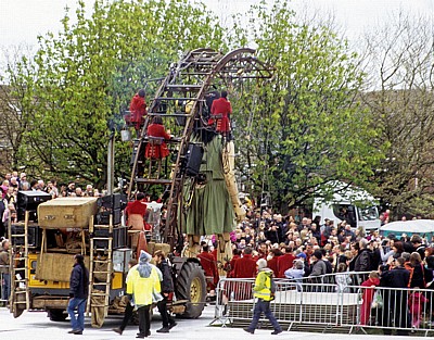 Everton Brow: Sea Odyssey - Giant Spectacular (Royal de Luxe): Little Giant Girl (das Riesenmädchen) von hinten - Liverpool