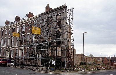 Shaw Street: Freistehende Wand mit Gerüst - Liverpool