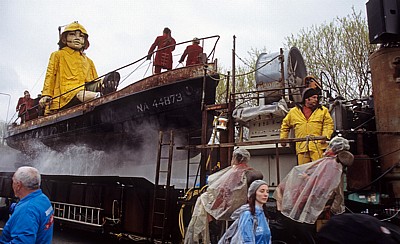 Islington: Sea Odyssey - Giant Spectacular (Royal de Luxe): Little Giant Girl (das Riesenmädchen) in ihrem Boot - Liverpool
