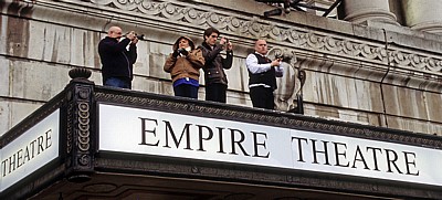 Lime Street: Sea Odyssey - Giant Spectacular (Royal de Luxe): Zuschauer auf dem Dach des Liverpool Empire Theatre - Liverpool