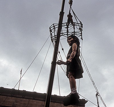Lime Street: Sea Odyssey - Giant Spectacular (Royal de Luxe): Little Giant Girl (das Riesenmädchen) hängt am Kran - Liverpool