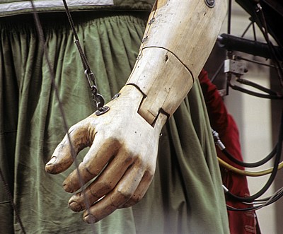 Lime Street: Sea Odyssey - Giant Spectacular (Royal de Luxe): Little Giant Girl (das Riesenmädchen) - Hand - Liverpool