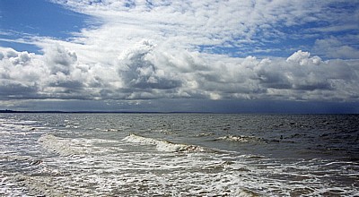 Kunstinstallation: Another Place (Antony Gormley) bei Flut - Crosby