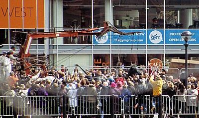 Strand Street: Sea Odyssey - Giant Spectacular (Royal de Luxe): Hund Xolo läuft durch die Zuschauermenge  - Liverpool