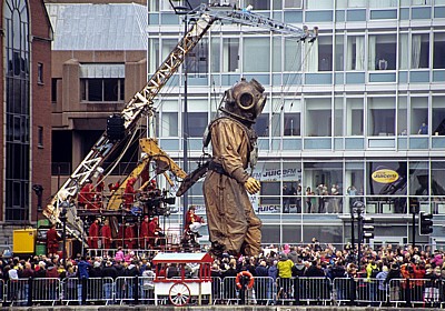 Strand Street: Sea Odyssey - Giant Spectacular (Royal de Luxe): Giant Uncle (der Taucher) läuft durch die Zuschauermenge - Liverpool