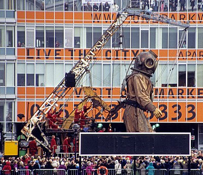 Strand Street: Sea Odyssey - Giant Spectacular (Royal de Luxe): Giant Uncle (der Taucher) läuft durch die Zuschauermenge - Liverpool