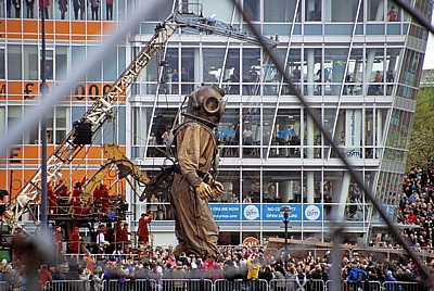 Strand Street: Sea Odyssey - Giant Spectacular (Royal de Luxe): Giant Uncle (der Taucher) läuft durch die Zuschauermenge - Liverpool