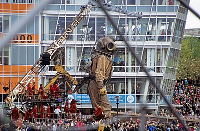 Strand Street: Sea Odyssey - Giant Spectacular (Royal de Luxe): Giant Uncle (der Taucher) läuft durch die Zuschauermenge - Liverpool