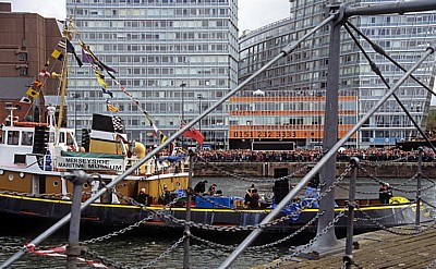 Canning Dock: Sea Odyssey - Giant Spectacular (Royal de Luxe): Schiff Brocklebank - Liverpool