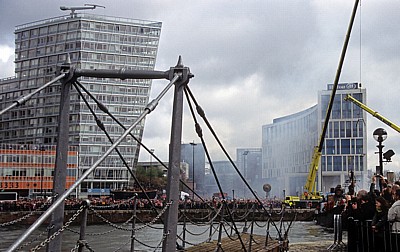 Canning Dock: Sea Odyssey - Giant Spectacular (Royal de Luxe): Zuschauer an der Strand Street  - Liverpool