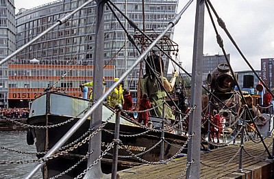 Canning Dock: Sea Odyssey - Giant Spectacular (Royal de Luxe)  - Liverpool