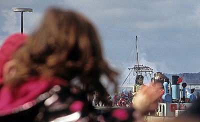Canning Half Tide Dock: Sea Odyssey - Giant Spectacular (Royal de Luxe): Zuschauer verabschieden die Giants - Liverpool