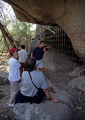 White Rhino Shelter: Touristen betrachten die Felsmalereien (Bushmen paintings) - Matopos National Park
