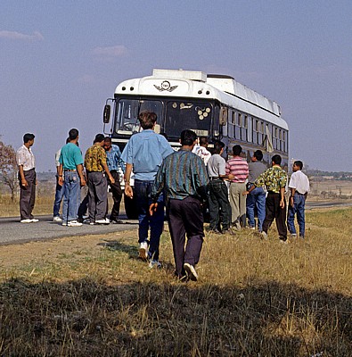 Busfahrt Mutare - Harare: Die Mitreisenden schieben den Bus an  - Manicaland Province