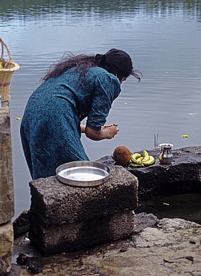 Ganga Talao: Darbringung eines Opfers (u.a. Kokosnüsse und Bananen) - Grand Bassin