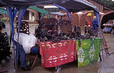 Borrowdale: Flohmarkt - Holzschnitzereien - Harare