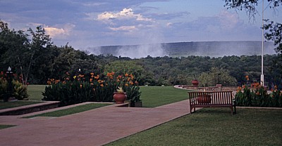 Victoria Falls Hotel: Blick über den Garten auf die Viktoriafälle / Mosi oa Tunya (der donnernde Rauch) - Victoria Falls