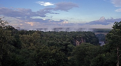 Victoria Falls Hotel: Blick auf die Viktoriafälle / Mosi oa Tunya (der donnernde Rauch) - Victoria Falls