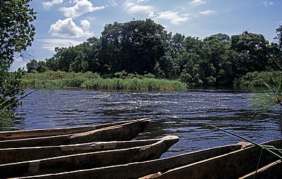 Jungle Junction: Mekolos (Einbäume) am Ufer des Zambezis - Bovu Island