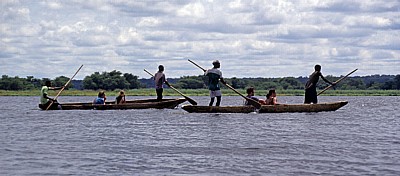 Mekolos (Einbäume) mit Touristen und Guides auf dem Zambezi - Southern Province