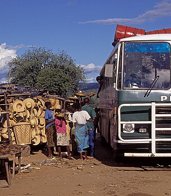 Great East Road: Verkäufer bieten Passagieren des Busses ihre Waren an (informeller Sektor) - Luangwa-Bridge