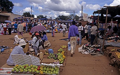 Markt: U.a. Obst-, Kleider- und Schuhstände  - Malingunde