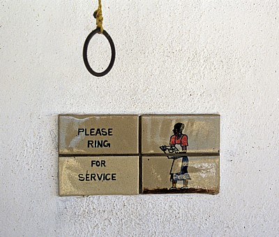 Nkhotakota Pottery: Restaurant - Getöpferte Kacheln als Hinweis für die Klingel - Nkhotakota