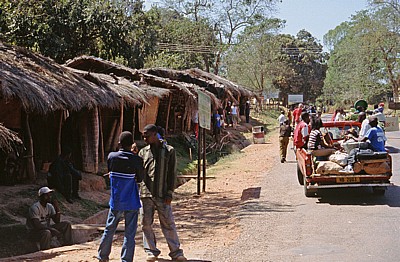 M 5: Verkaufshütten für Holzschnitzereien am Straßenrand - Northern Region
