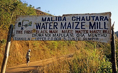 T 305: Hinweisschild The first black man make water maize mill (Wassermühle für Mais) - Northern Region