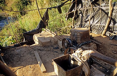 T 305: The first black man make water maize mill (Wassermühle für Mais) - Northern Region