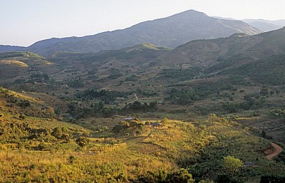 Longmuir Road (Gorode-Road): Landschaft zwischen Chiwerewere und Livingstonia - Northern Region