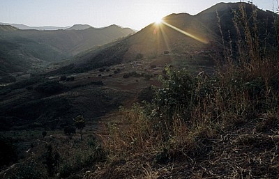 Longmuir Road (Gorode-Road): Landschaft zwischen Chiwerewere und Livingstonia - Northern Region
